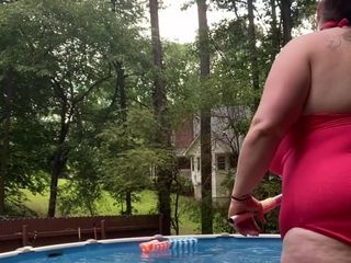 Betty boobs: Hodně svého času trávím u bazénu, pokud vás zajímalo, kde jsem...