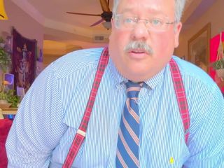 Hand-Free-Daddy-Chub: Professor mijando em cima de suas meias de vestido e...