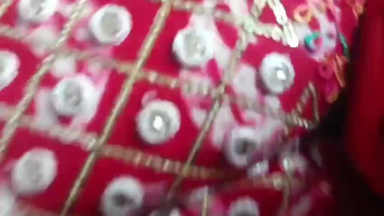 Desi Indian studio: 그녀의 옷을 벗은 후 집에서 여자를 떠났다