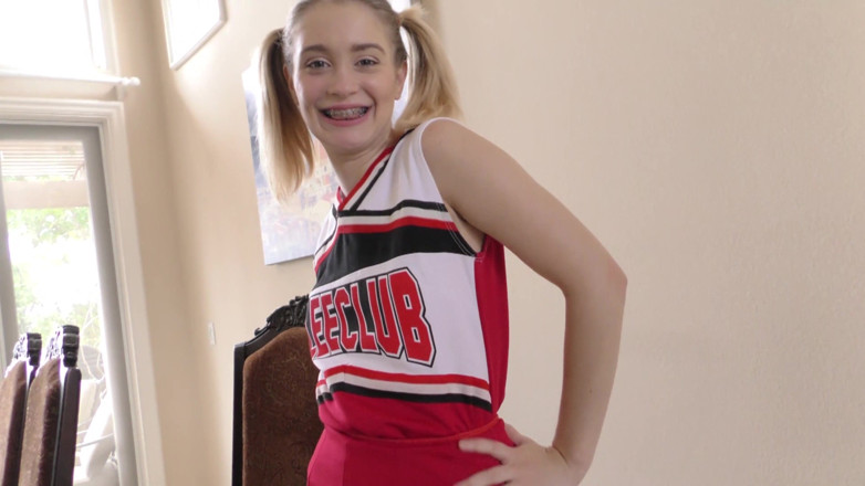 Hefburg: La cheerleader di 18 anni con l'apparecchio lo adora