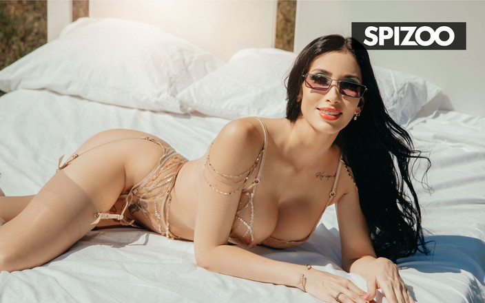 Spizoo: Futai incitant la duș al frumuseții țâțoase Clea Gaultier