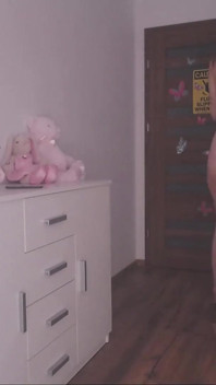 Il fratellastro mi guarda mentre squirto sotto la doccia