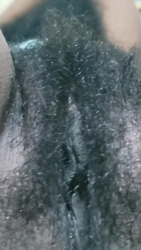 Pizdă păroasă sexy cu mișcare lentă, futai de aproape al soției negre