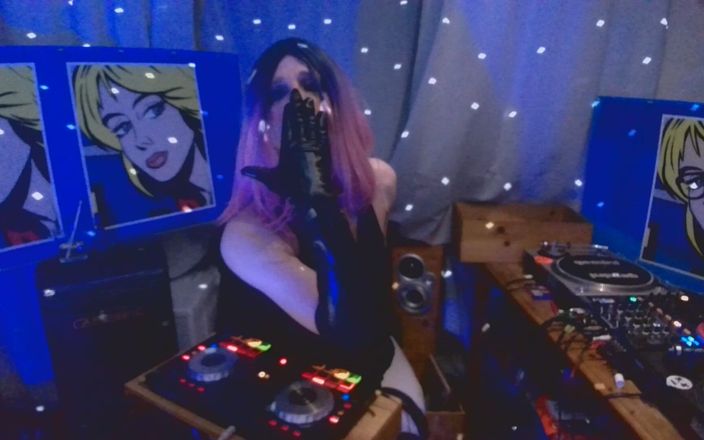 XXLUCYLUSHXX: 奶子和techno - 谁会在每周的直播中观看这个？