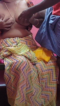 継母は寝室にいて、ヨン少年は彼女の胸をつかんで彼女とセックスしました