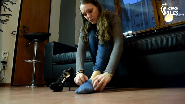 Czech Soles - foot fetish content: Mencuba kasut tumit tinggi di kaki seksinya