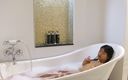 Abby Thai: Napalona kąpiel w luksusowym pokoju