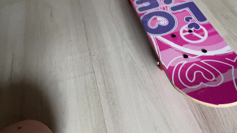 Misty Phoenix: Čůrání na mém skateboardu a ukazování louže zblízka