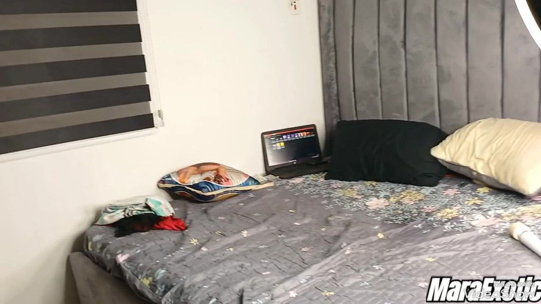 Mara Exotic: Geile zwarte milf zuigt lul en 69