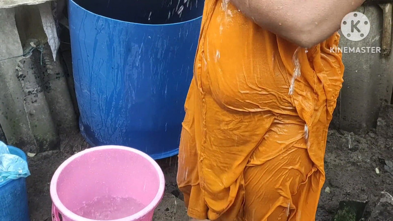 Anita yadav: Indiana esposa tomando banho fora