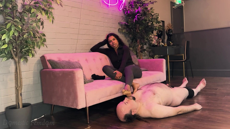 Domestic femdom: 我的脚在努力锻炼后出汗了