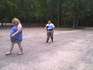 BBW nurse Vicki adventures with friends: BBW-mädels spielen volleyball mit ballons