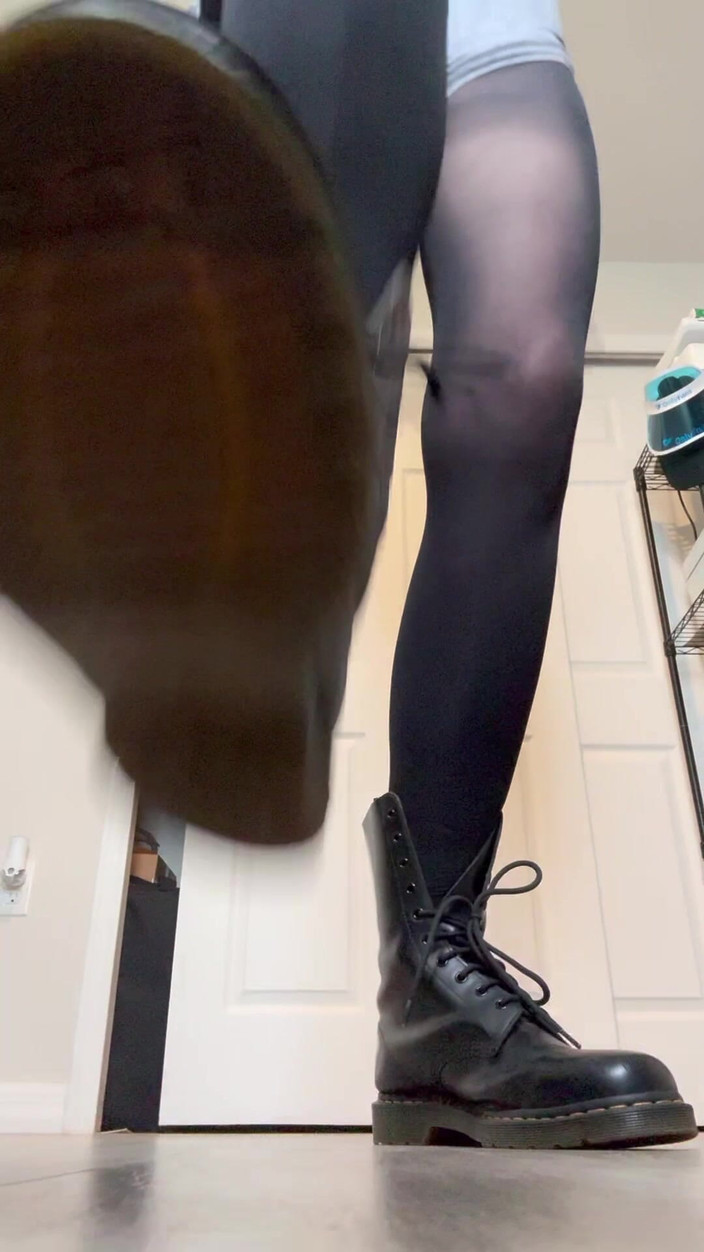 Peppermint Giantess: Hard stompen in laarzen maat 16 voeten