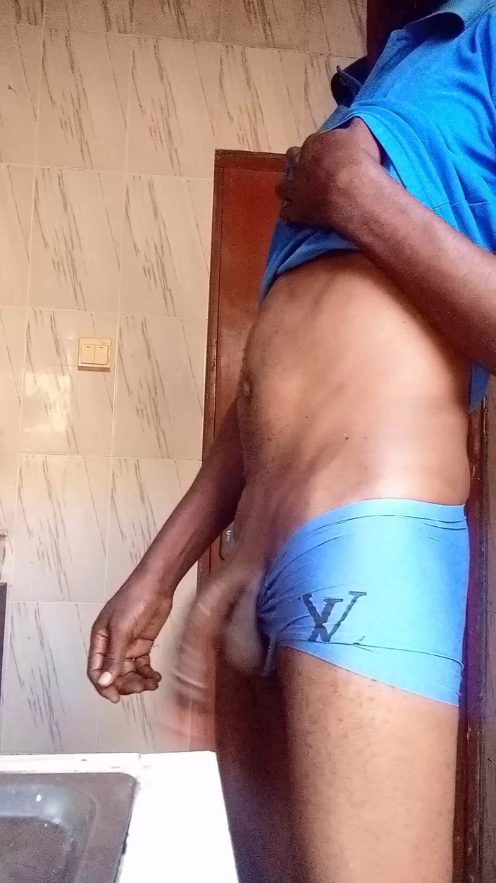 Londiq boys: अफ्रीकी विशाल लंड सार्वजनिक रूप से हस्तमैथुन और वीर्य प्रदर्शित करता है