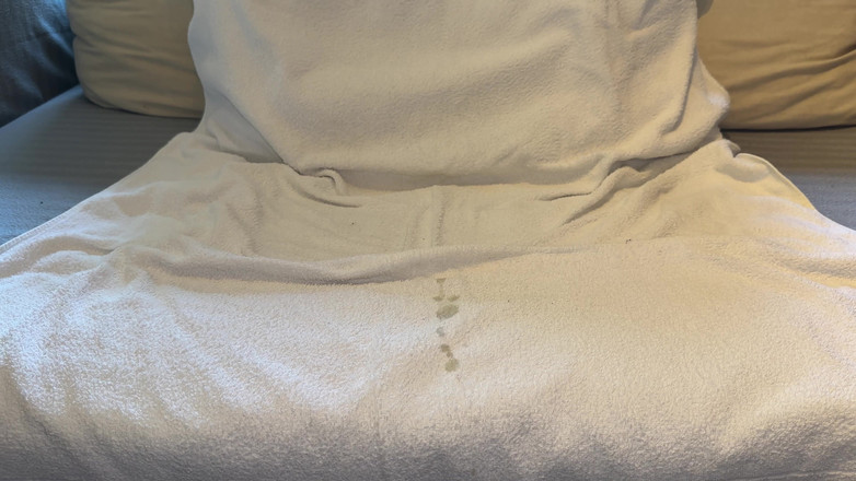 Wichskumpel: Malý penis předkožky si honí s hračkou a výstřikem