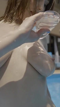 Deutsches poolgirl lutscht großen schwanz
