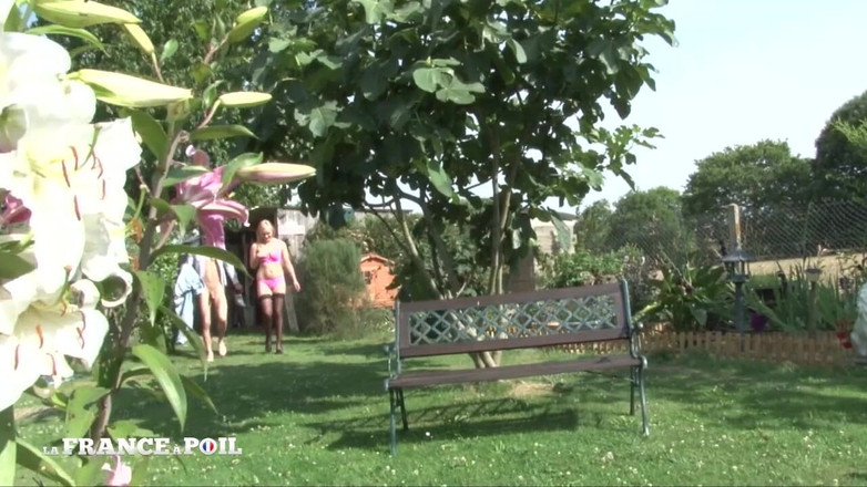 Girls Bang: 핑크 란제리를 입은 예쁜 어린 학생 자지 빨고 따먹기 좋아해