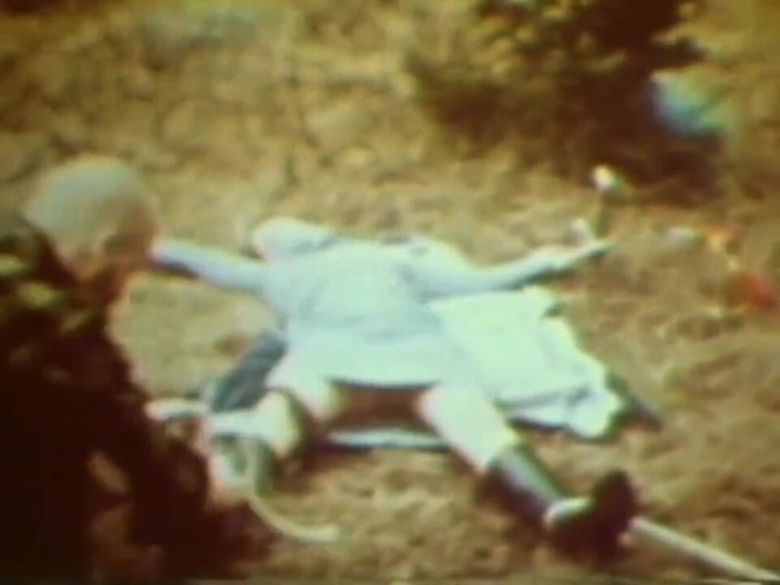 Vintage megastore: Une brune et une blonde entrent dans le piège d'un...