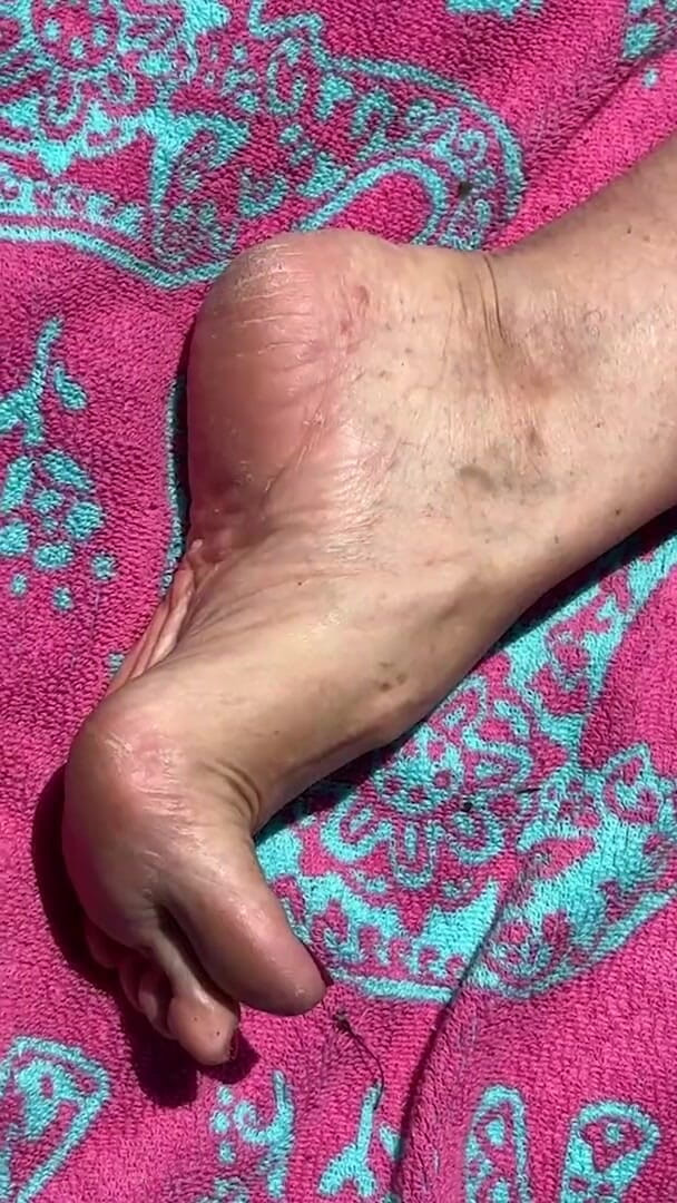 Aunt Ann: Solicitud de fan, abuelita desnuda bajo el sol muestra sucias...
