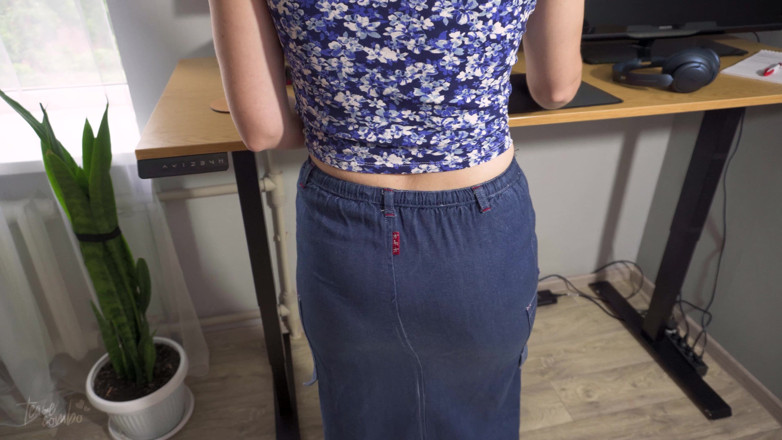 Teasecombo 4K: Secretară matură sexy în fustă Jean tachinează chiloții vizibili
