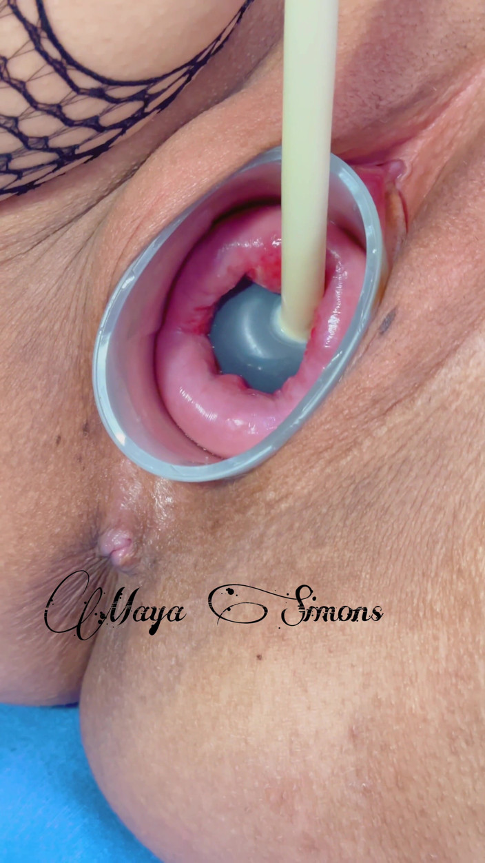 Maya Simons: 将墨水深深插入我的子宫