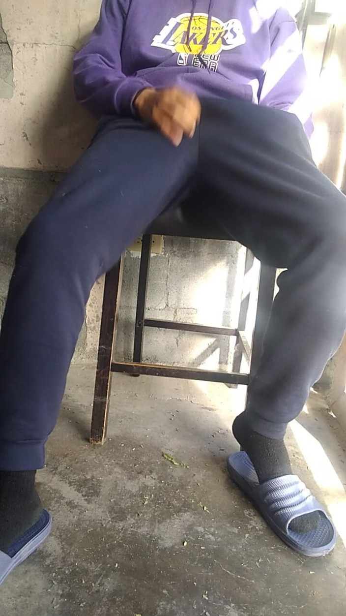 AlexAlejandro13: Assis sur une chaise pendant que je me masturbe devant...