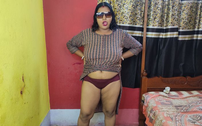Sexy Indian babe: Desi gorąca gospodyni palcowania jej soczystej cipki i pokazywanie dupka