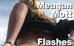 Edge Interactive Publishing: Meagan Mott ukazuje zadek kundičky