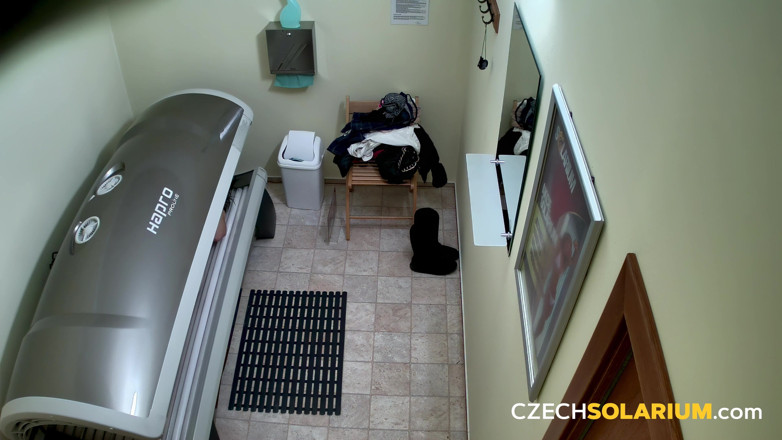 Czech Solarium: Czech Solarium 45: สาวสีผมบรูเน็ตผมยาวแก้ผ้าอีกครั้ง, ไร้ยางอายโดยสิ้นเชิง