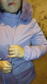 Zralý Pomocí Červené Nitě V Průsvitných Legínách Chycen Na Ulici