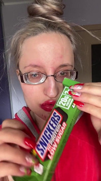 Велетень з великими губами, великими окулярами, асмурує білковий бар Snickers