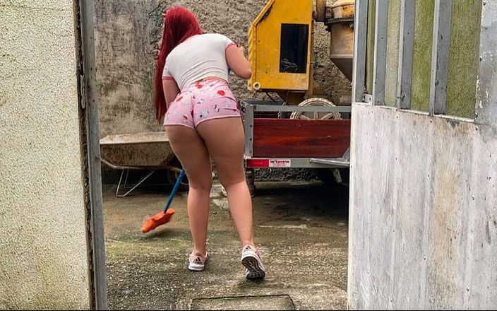 Curious Electra: Une femme de ménage très sexy nettoie le chantier