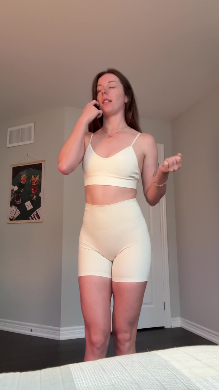 Nadia Foxx: Testando meu short de academia para ver se eles são...