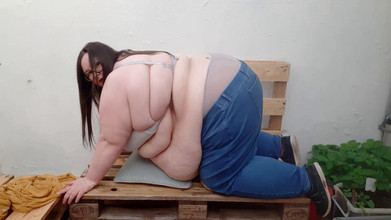 SSBBWLadyBrads: SSBBW bí mật chơi bụng và vú trong vườn