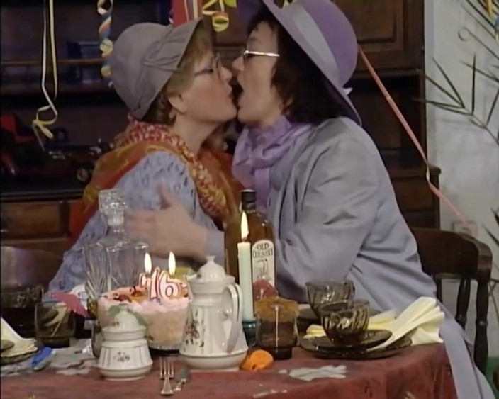 Lesbian Stories: Lesbiska gilfs slickar fittor i 69 position