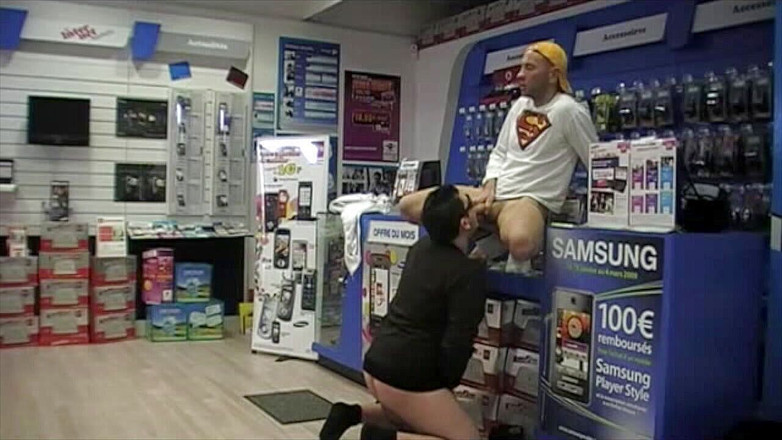 AMATOR PORN MADE IN FRANCE: Dikongkek oleh jurujual telefon di kedai