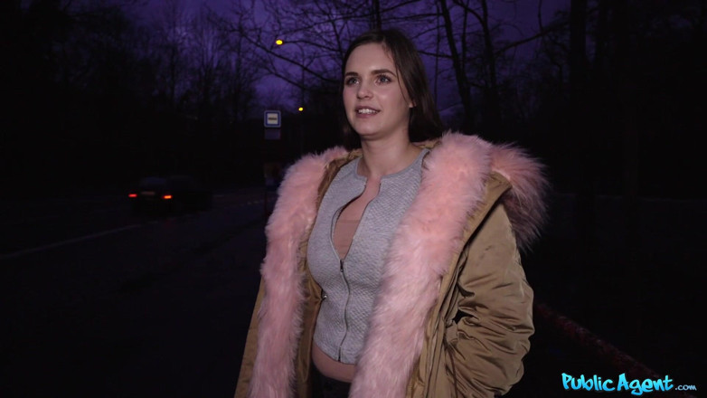 Public Agent: Agente - estudante de 20 anos Taylee Wood mostra seus peitões