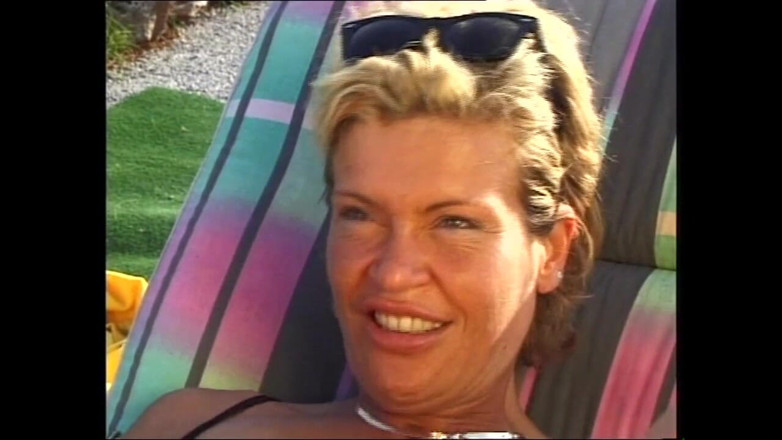 Deutschland porn: 阴毛浓密的金发饥渴熟女满足于和男友做爱