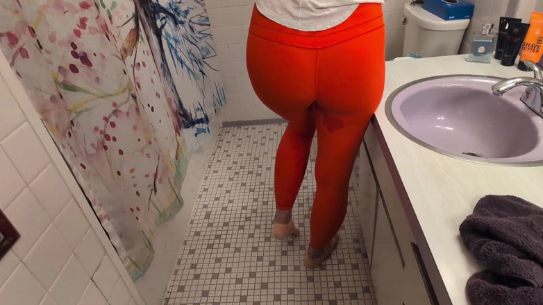 Mimiandevan: Golden Shower Yoga Pants