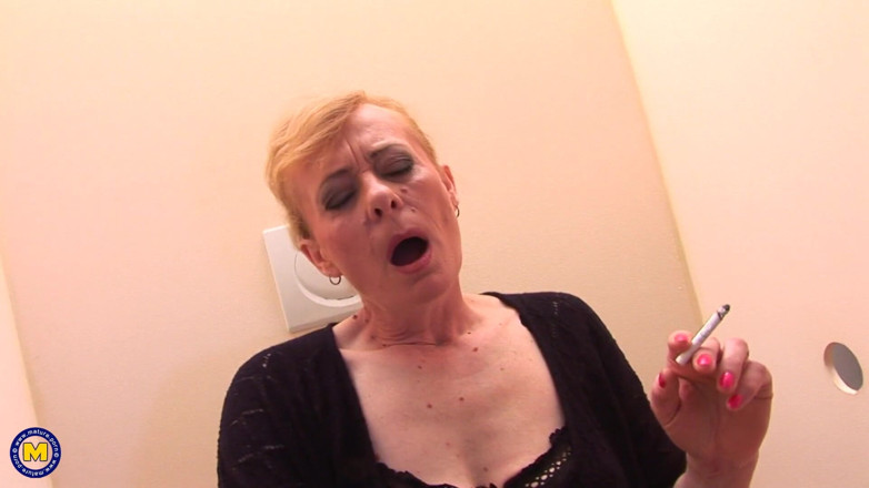Mature NL: Mature Lady Sucking and Fucking