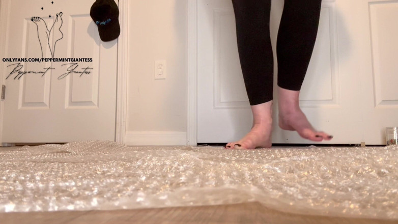 Peppermint Giantess: Bubble Wrap popping zeiță dimensiunea 16 picioare