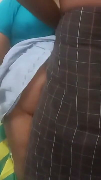 Santhi89: สาวทมิฬใส่สาฬีหน้าอกใหญ่เลี้ยงลูกเลี้ยงเย็ดในบ้าน