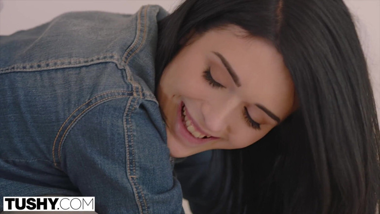 Tushy: Tushy estudante universitária seduz amigo do padrasto com brinquedos sexuais...
