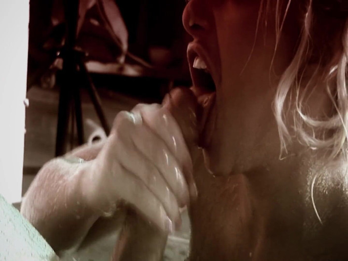 DARVASEX: Adegan Makanan Lucu -1 MILF blonde bertetek besar dalam pakaian dalam...