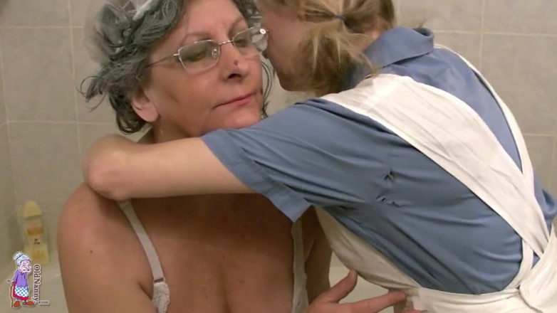 Aged Love: Vú em già - bà già clara chơi với hàng loạt đồ...