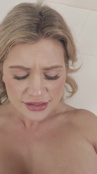 Mama vitregă Judysxxx - mama ta vitregă matură sexy țâțoasă Andie Anderson te întâmpină acasă de la facultate