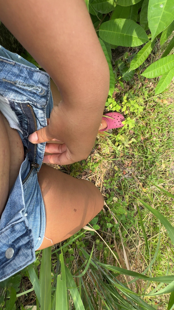 EMY_AND_JONH: コロンビアの農民女性が自宅の外で自慰行為をし、近所の人に見られるように