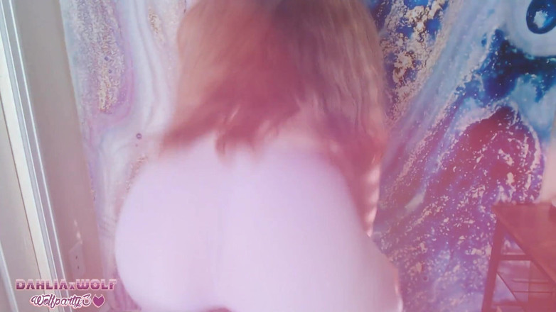 Dahlia Wolf: 타이트한 레깅스를 입은 핫한 소녀 갈고 트워크