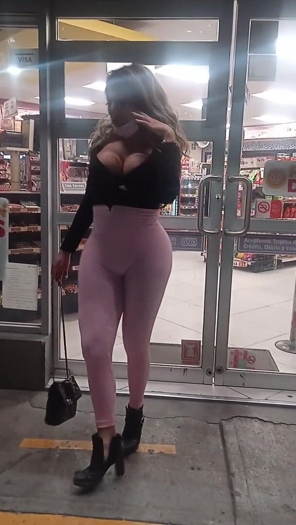 Barbietransxxxx: Tranny z tatuażem Chakal bardzo dobrze się pieprzy na zewnątrz