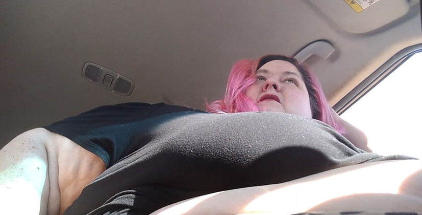 Kitty Delgato: Bayangkan awak di atas papan lantai kereta saya, menonton semasa...